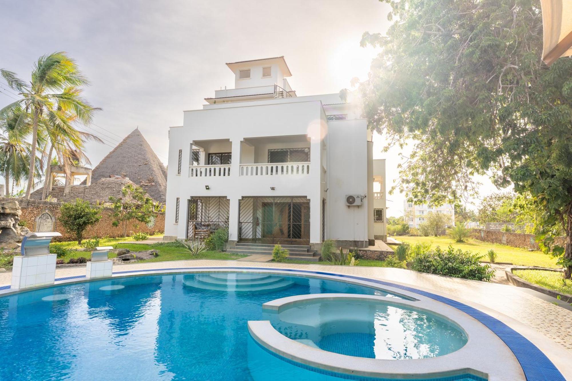 Queens Chateau Boutique Villa Diani Beach Extérieur photo