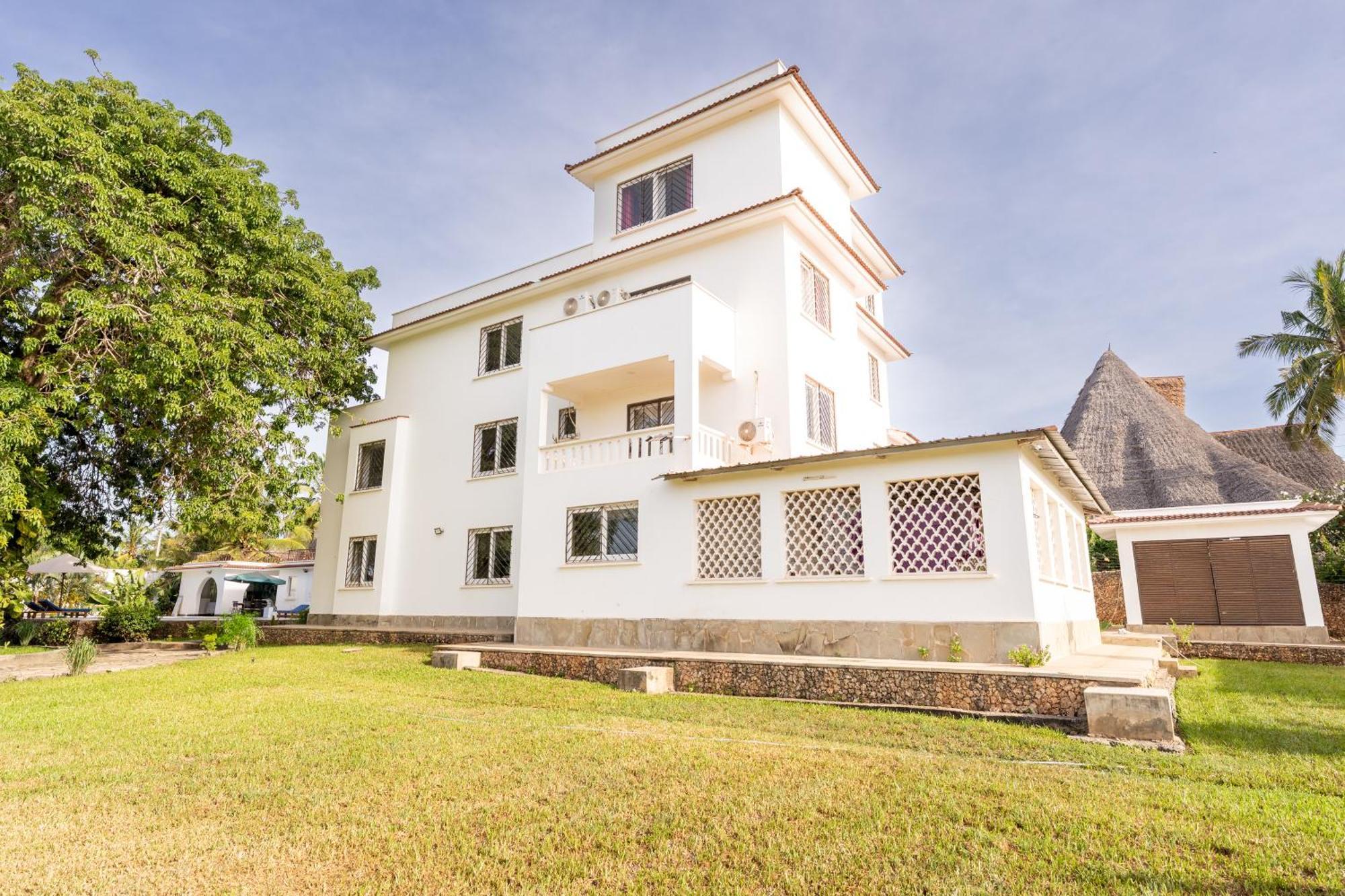 Queens Chateau Boutique Villa Diani Beach Extérieur photo